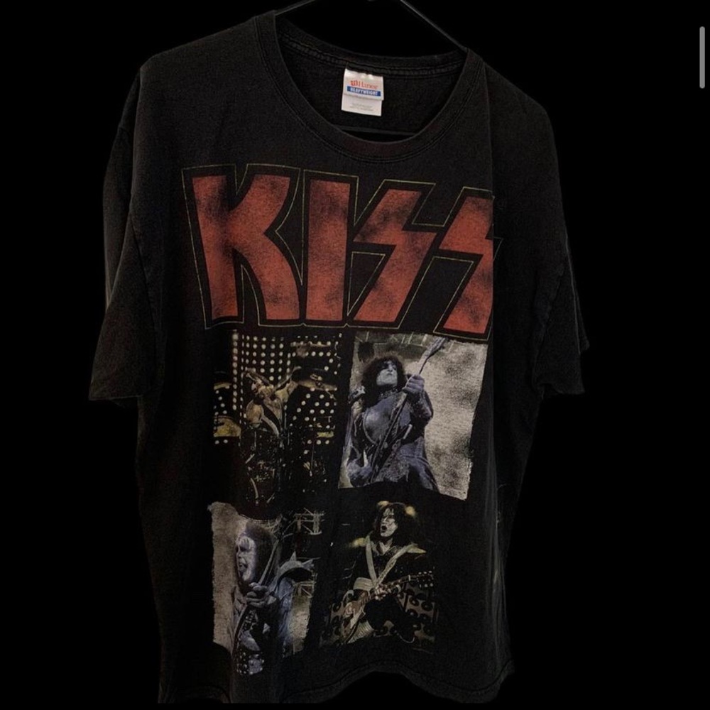 KISS tee